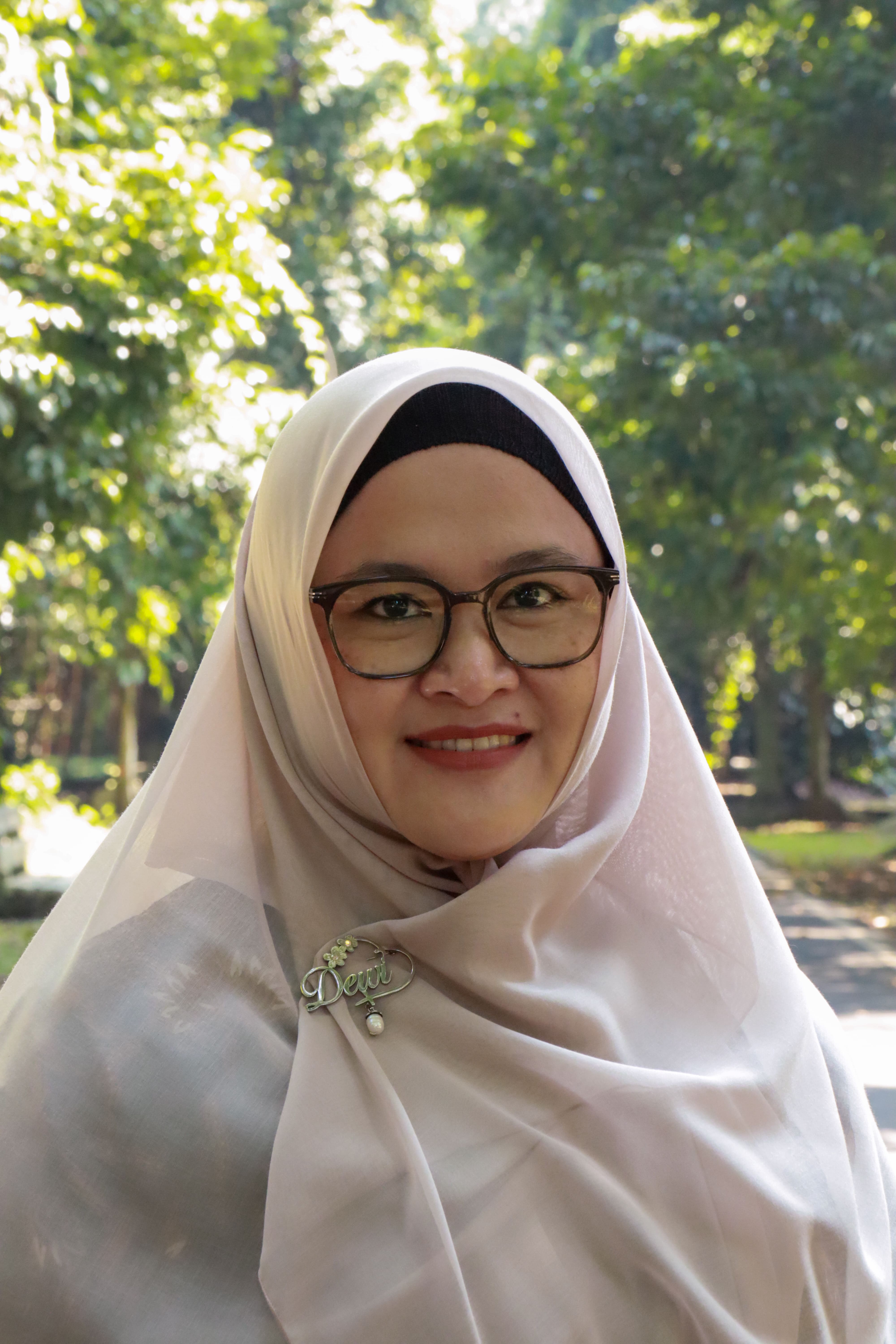 apt. Dewi Oktavia Gunawan, M.Farm.