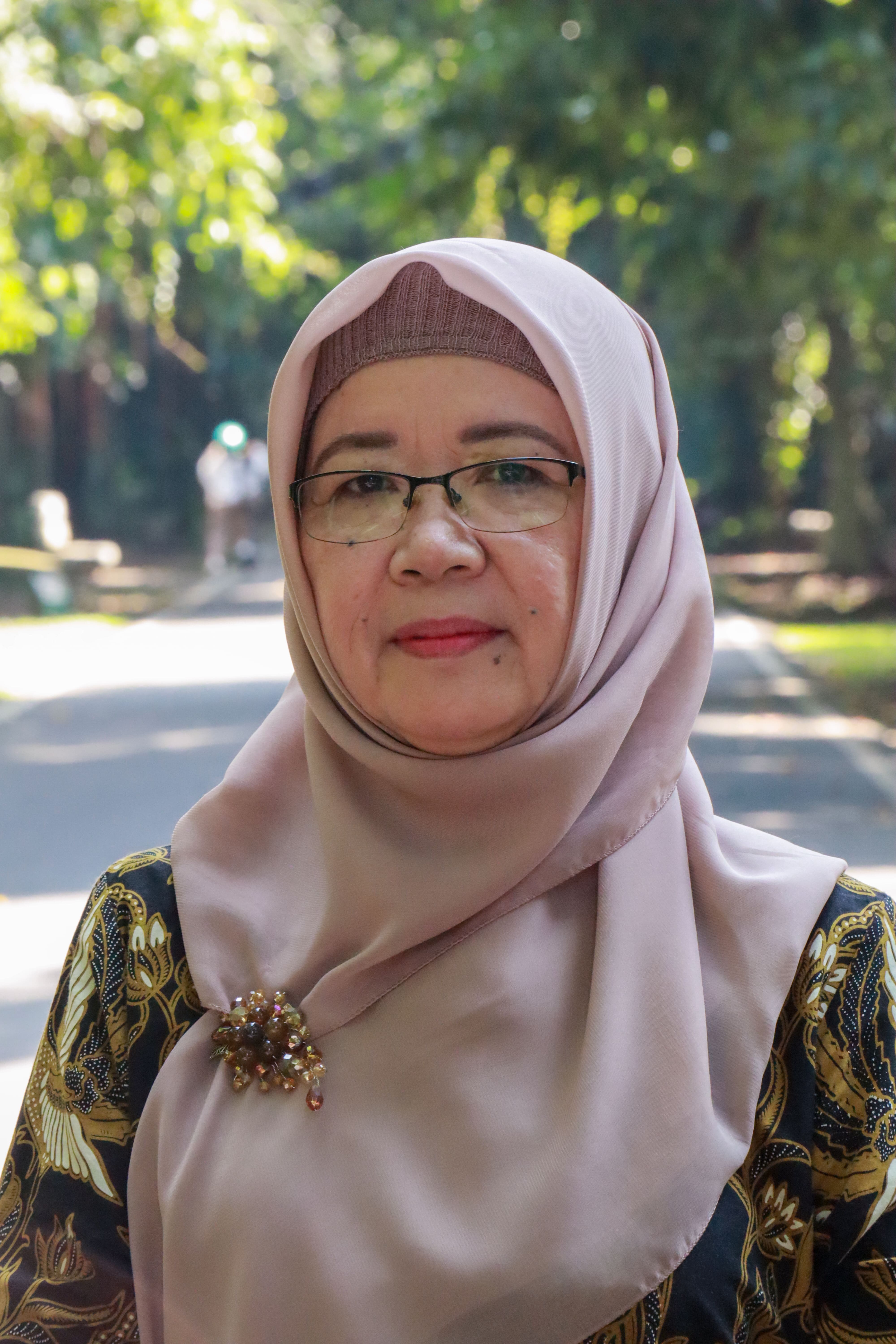 Dra. Trirakhma Sofihidayati, M.Si.
